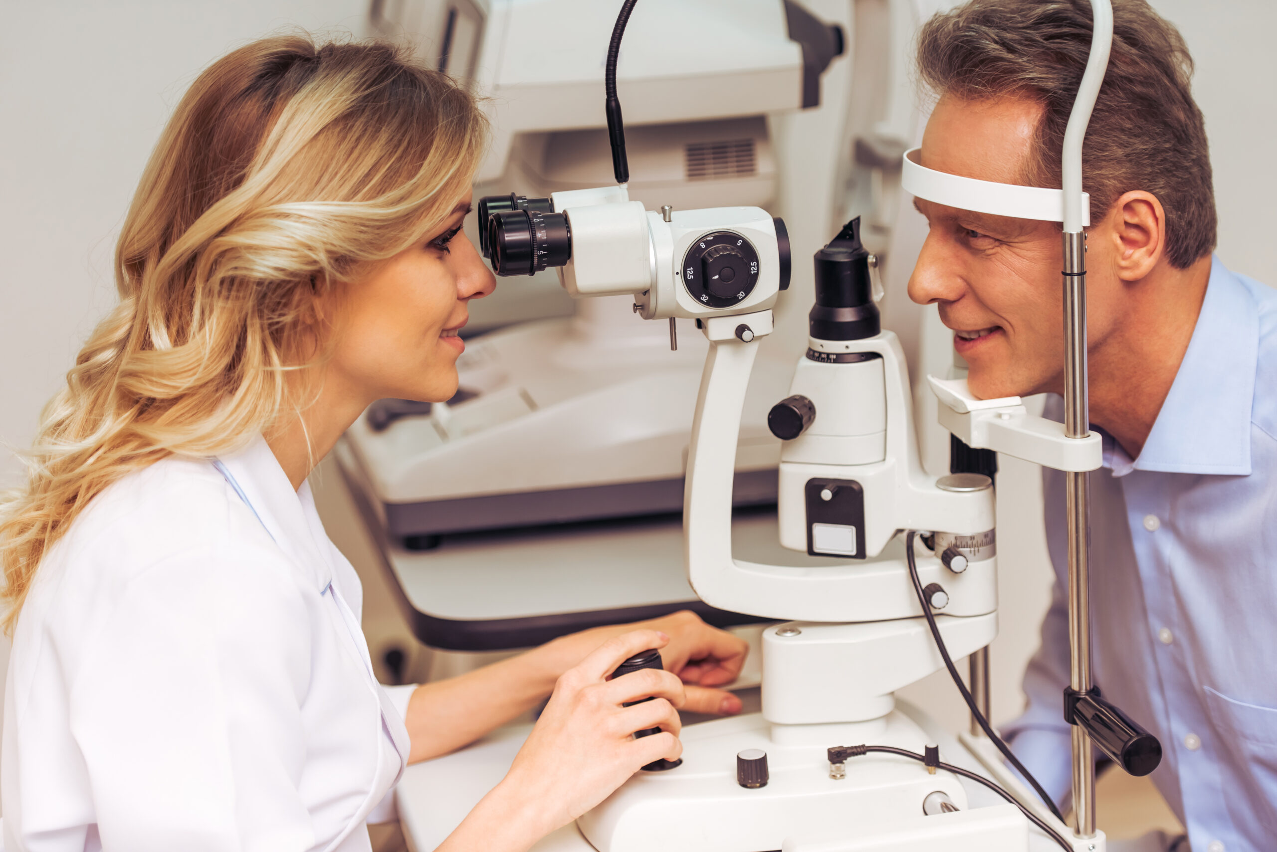 Você sabe como usar lentes de contato na água?