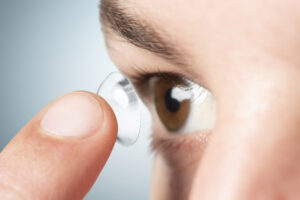 Como colocar lentes de contato