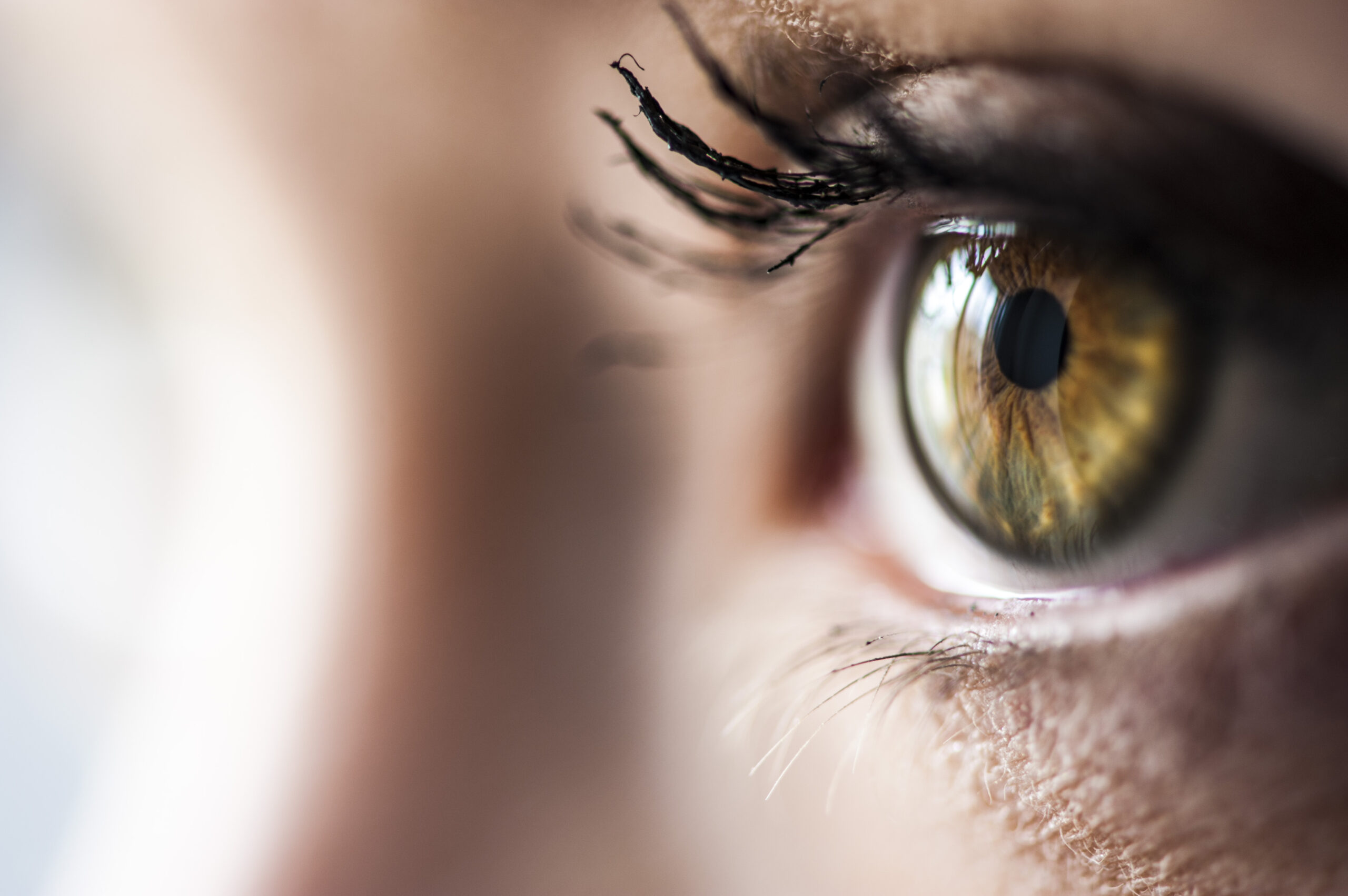 10 situações que só usuários de lentes de contato entenderão!